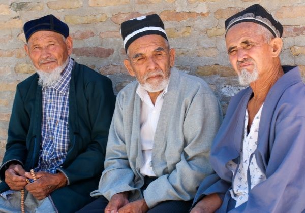 Voyage solidaire en Ouzbékistan - Hommes portant le tubeteika, coiffe traditionnelle