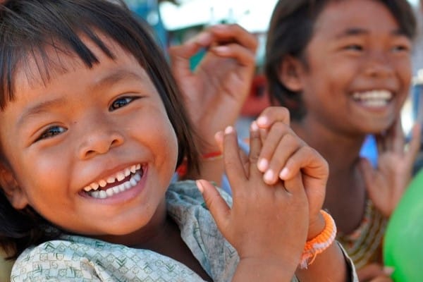 Petite fille qui sourit - TDS Voyage - Tourisme équitable et solidaire