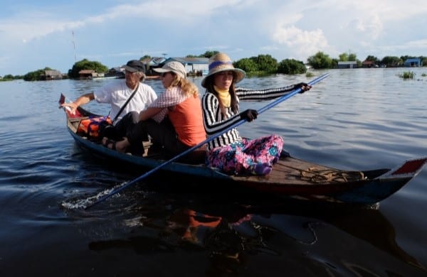 Voyageurs sur un bateau traditionnel - Lac Cambodge - TDS Voyage - Tourisme équitable et solidaire