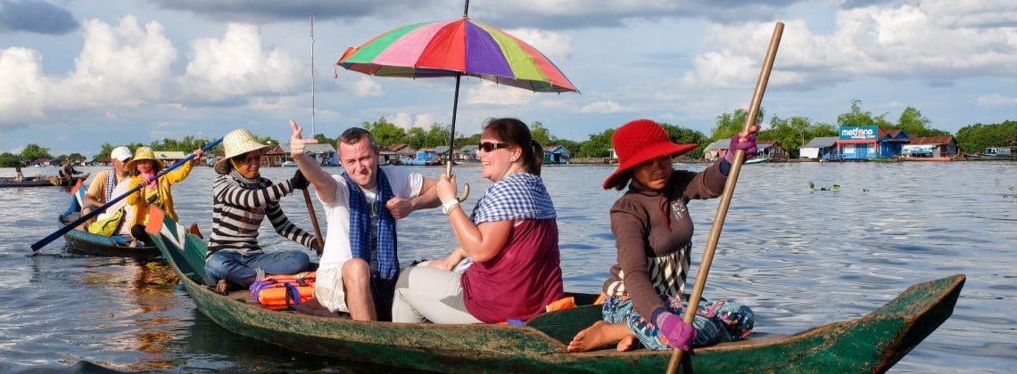 Voyageurs sur une pirogue - Lac au Cambodge - TDS Voyage - Tourisme équitable et solidaire